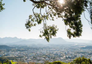A cidade de Joinville é um dos maiores pólos industriais do país, e a realização de Sondagem SPT no Sul do Brasil nesta região exige um conhecimento profundo das variações geológicas locais. Atuar no maior município de Santa Catarina requer precisão técnica, pois os solos da região norte do estado apresentam desafios que podem elevar drasticamente os custos de fundação se não forem devidamente investigados pela HCGEO. 1. A Importância da Sondagem SPT no Sul do Brasil para Joinville Joinville possui uma geologia que alterna entre planícies aluviais e áreas de encosta. Realizar a Sondagem SPT no Sul do Brasil aqui permite identificar camadas de argila orgânica e o nível do lençol freático, que costuma ser elevado na região. Sem este diagnóstico inicial, qualquer edificação, seja industrial ou residencial, corre riscos severos de recalque e patologias estruturais graves. 2. Como o Clima do Sul Afeta o Solo de Joinville O regime de chuvas constante em Joinville influencia diretamente a saturação do solo. Durante a Sondagem SPT no Sul do Brasil, medimos não apenas a resistência (N-SPT), mas também como a água se comporta nas camadas subterrâneas. Esse dado é vital para que os engenheiros civis de todo o Paraná, Santa Catarina e Rio Grande do Sul possam projetar sistemas de drenagem e fundações que resistam ao tempo. 3. Redução de Custos em Projetos Industriais O superdimensionamento é o inimigo do lucro. Em Joinville, muitas empresas gastam fortunas em estacas desnecessárias por falta de dados. A investigação da HCGEO foca na otimização: entregamos os números exatos para que o calculista utilize a quantidade correta de aço e betão. A Sondagem SPT no Sul do Brasil é, portanto, a ferramenta de economia mais eficaz do setor. 4. Prevenção de Acidentes e Segurança do Trabalho Seguir a NBR 6484 é um dever legal. Ao contratar a HCGEO para realizar a Sondagem SPT no Sul do Brasil em Joinville, a sua construtora garante conformidade com as normas técnicas brasileiras. Isto evita embargos de obra e assegura que os trabalhadores e futuros moradores estejam num ambiente tecnicamente sólido. 5. Mapeamento do Nível d’Água em Áreas de Várzea O lençol freático em Joinville pode ser um desafio para subsolos e garagens. A sondagem identifica a profundidade exacta da água, permitindo o planeamento de contenções e impermeabilizações eficientes. Esta é uma expertise que a HCGEO leva para todo o Sul do país, adaptando-se às condições hídricas de cada bacia hidrográfica. 6. Agilidade e Tecnologia de Campo A nossa frota de equipamentos permite uma execução rápida em Joinville e cidades vizinhas como Araquari e Jaraguá do Sul. A Sondagem SPT no Sul do Brasil feita pela HCGEO utiliza amostradores padronizados e uma equipa que entende a diferença entre encontrar um matacão isolado e atingir o topo rochoso real, evitando erros comuns de interpretação. 7. Valorização Imobiliária no Norte Catarinense Apresentar um laudo de sondagem profissional valoriza o ativo. Investidores que procuram terrenos em Joinville sentem-se muito mais seguros ao saber que o solo já foi testado. A credibilidade da HCGEO no mercado de Sondagem SPT no Sul do Brasil é um diferencial que facilita a venda de lotes e a aprovação de projectos em órgãos municipais e estaduais. Recursos Externos: Saiba mais sobre as normas de geotecnia na ABNT. Links Internos: Conheça os nossos serviços de Geofísica e Ensaios de Campo.
